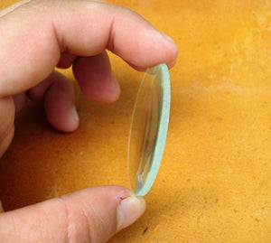 thickness of the concave magnifying glass
